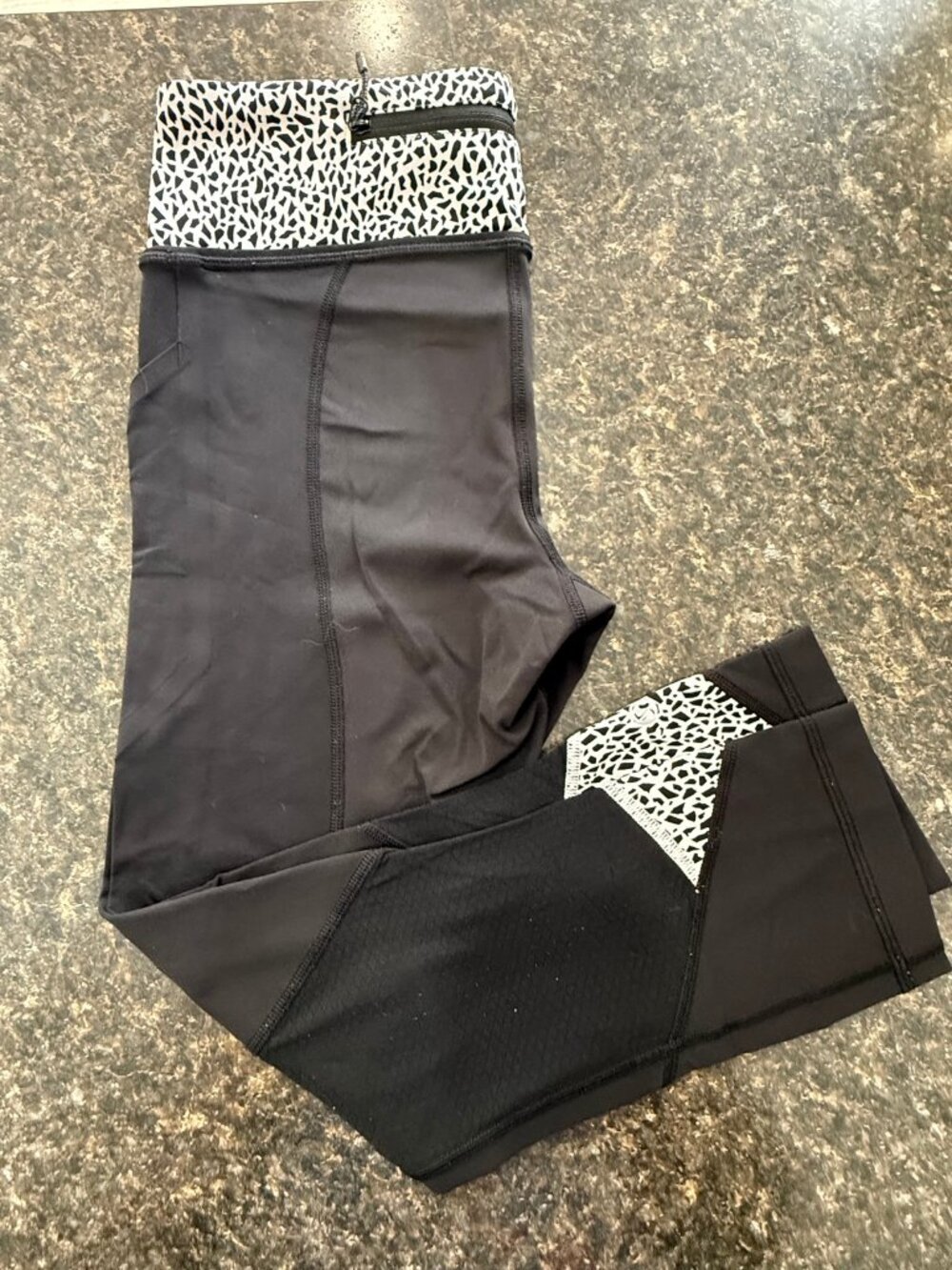 Lululemon Run Top Speed Crop 17" Size 6 Black Cheetah Leopard Print Mesh Pockets